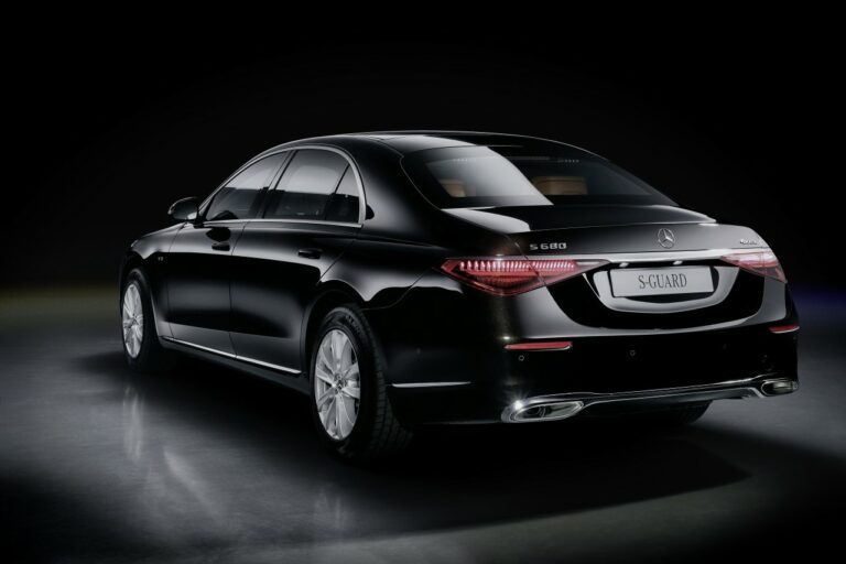 Mercedes-Benz S 680 GUARD 4MATIC (Kraftstoffverbrauch kombiniert (NEFZ): xx,x l/100 km; CO2-Emissionen kombiniert (NEFZ): xxx g/km); Exterieur: onyxschwarz metallic; Interieur: Leder Exclusiv sienabraun/schwarz // Mercedes-Benz S 680 GUARD 4MATIC (combined fuel consumption (NEDC): xx.x l/100 km; combined CO2 emissions (NEDC): xxx g/km; exterior: onyx black metallic; interior: Leather exclusive siena brown/black